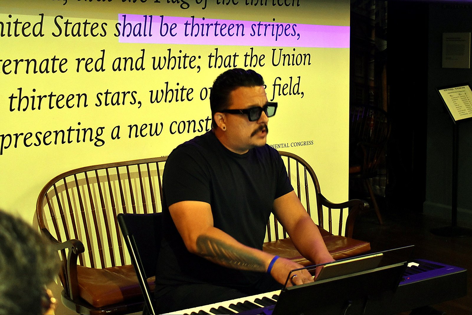 Juan Medici durante su presentación musical en vivo.