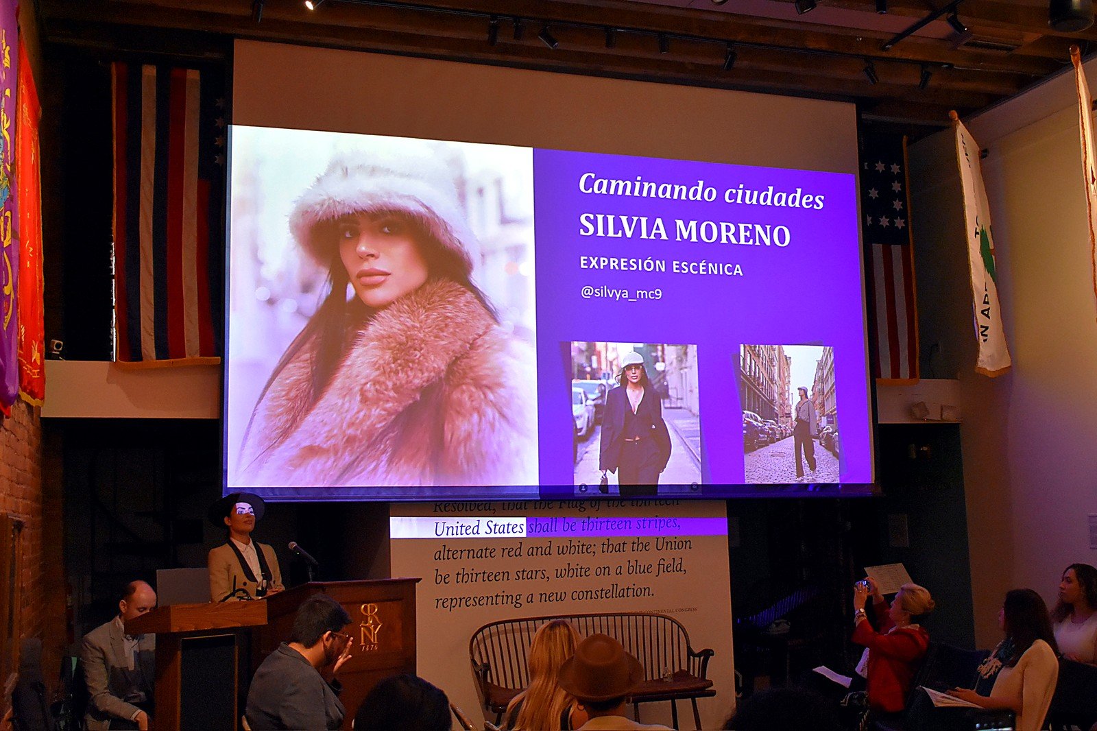 Silvia Moreno presentando su colección.
